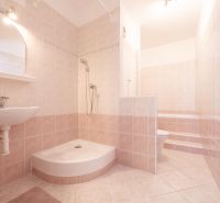 Klimatizácia | Výhľad na Zobor | Balkón a Komfortná veľkosť - Kúpeľňa s dlažbou a sprchovacím kútom v 2-izbovom byte s jemnými odtieňmi béžovej.