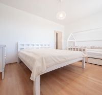 Klimatizácia | Výhľad na Zobor | Balkón a Komfortná veľkosť - Spálňa s podlahou s dreveným dekorom, manželská posteľ a detská posteľ.