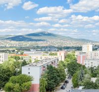 Klimatizácia | Výhľad na Zobor | Balkón a Komfortná veľkosť - Výhľad na Nitru s panorámou a 2-izbovými bytmi v popredí.