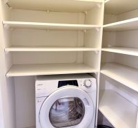 Na prenájom 2 izbový byt, 65 m2, Bratislava, centrum, Vajanského nábr. - Žehlička v úložnom priestore 2-izbového bytu s poličkami na uskladnenie.