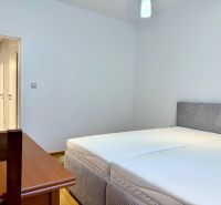 Na prenájom 2 izbový byt, 65 m2, Bratislava, centrum, Vajanského nábr. - Spálňa s manželskou posteľou a svetlým interiérom v 2-izbovom byte.