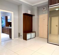 Na prenájom 2 izbový byt, 65 m2, Bratislava, centrum, Vajanského nábr. - Vstupná hala a kuchyňa v 2-izbovom byte s dlažbou a dreveným nábytkom.