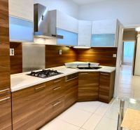 Na prenájom 2 izbový byt, 65 m2, Bratislava, centrum, Vajanského nábr. - Kuchyňa v 2-izbovom byte s drevenými skrinkami a sklenenými dvierkami.