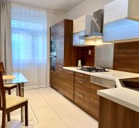 Na prenájom 2 izbový byt, 65 m2, Bratislava, centrum, Vajanského nábr. - Kuchyňa v 2-izbovom byte so vstavanými spotrebičmi, jedálenský stôl, drevené skrinky.