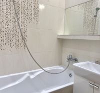 Na prenájom 2 izbový byt, 65 m2, Bratislava, centrum, Vajanského nábr. - Kúpeľňa s vaňou a sprchou v 2-izbovom byte, dlaždice so vzorom.