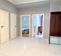 Na prenájom 2 izbový byt, 65 m2, Bratislava, centrum, Vajanského nábr. - Chodba v 2-izbovom byte s nábytkom a vstupom do obývačky a jedálne.