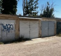 Ponúkame na predaj garáž, Vyhnianska cesta, Bratislava - Nové Mesto. - Garáže na Vyhnianskej ceste v Bratislave - Nové Mesto s graffiti na dverách.