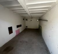 Ponúkame na predaj garáž, Vyhnianska cesta, Bratislava - Nové Mesto. - Prázdna betónová garáž s bielymi stenami a stropom v Bratislave - Novom Meste na Vyhnianskej ceste.