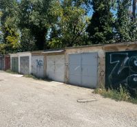 Ponúkame na predaj garáž, Vyhnianska cesta, Bratislava - Nové Mesto. - Radové garáže na Vyhnianskej ceste v Bratislave - Novom Meste, niektoré s graffiti.
