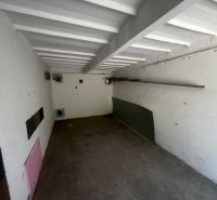 Ponúkame na predaj garáž, Vyhnianska cesta, Bratislava - Nové Mesto. - Interiér garáže s betónovou podlahou a bielymi stenami, Garáže Bratislava - Nové Mesto.