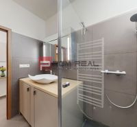 PREDAJ luxusného 3 izbového bytu STARÉ MESTO Bratislava - Kúpeľňa so sprchovým kútom a umývadlom v 3-izbovom byte, v minimalistickom dizajne.