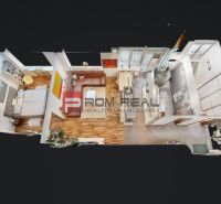 PREDAJ luxusného 3 izbového bytu STARÉ MESTO Bratislava - 3-izbový byt s podlahou s dreveným dekorom, moderným nábytkom a kompletne vybavenou kuchyňou.