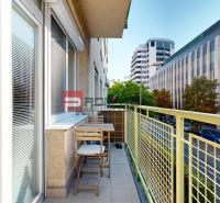 PREDAJ luxusného 3 izbového bytu STARÉ MESTO Bratislava - Balkón s posedením v 3-izbovom byte, výhľad na ulicu Mýtna, Bratislava - Staré Mesto.