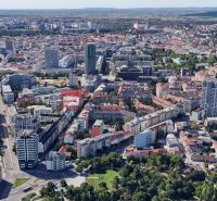 PREDAJ luxusného 3 izbového bytu STARÉ MESTO Bratislava - Letecký pohľad na Bratislavu - Staré Mesto s vežiakmi a historickými budovami.