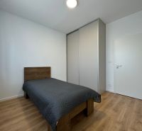 PRENÁJOM, 3 izbový byt na Námestí Slobody, Humenné - Spálňa s posteľou a skriňou, v 3-izbovom byte na Námestí Slobody.