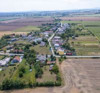 PREDAJ, Stavebný pozemok Sečovce - časť Albinov, intravilan  - Letecký pohľad na pozemky na bývanie pri Sečovciach, obklopené poľnohospodárskou krajinou.