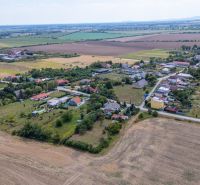 PREDAJ, Stavebný pozemok Sečovce - časť Albinov, intravilan  - Letecký pohľad na pozemky - bývanie v obci Sečovce obklopené poľami a domami.