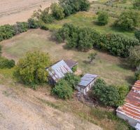 PREDAJ, Stavebný pozemok Sečovce - časť Albinov, intravilan  - Pozemok v Sečovciach vhodný na bývanie, obklopený zeleňou a budovami.