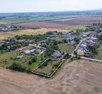 PREDAJ, Stavebný pozemok Sečovce - časť Albinov, intravilan  - Vidiecky pohľad na rozľahlé pozemky na bývanie pri meste Sečovce s roztrúsenými domami.