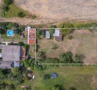 PREDAJ, Stavebný pozemok Sečovce - časť Albinov, intravilan  - Letecký pohľad na pozemky pre bývanie v Sečovciach so záhradou a plaveckým bazénom.