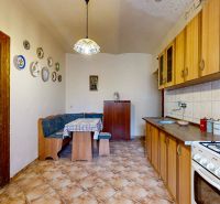 PREDAJ, 3 izbový byt na Štefánikovej ulici, Staré Mesto, Košice - Kuchyňa v 3-izbovom byte s dreveným nábytkom a jedálenským kútom.