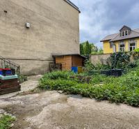 PREDAJ, 3 izbový byt na Štefánikovej ulici, Staré Mesto, Košice - Dvor so zeleňou a drevenou búdou na Štefánikovej ulici v Košiciach, mestská časť Staré Mesto.