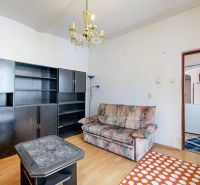 PREDAJ, 3 izbový byt na Štefánikovej ulici, Staré Mesto, Košice - Obývacia izba v 3-izbovom byte s pohovkou, knižnicou a lustrom.