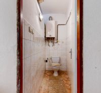 PREDAJ, 3 izbový byt na Štefánikovej ulici, Staré Mesto, Košice - Kúpeľňa s toaletou a bojlerom v 3-izbovom byte zobrazuje jednoduchý dizajn.