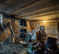 PREDAJ, 3 izbový byt na Štefánikovej ulici, Staré Mesto, Košice - Suterénny priestor v 3-izbovom byte, plný skladovaných predmetov a bicyklov.