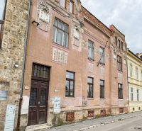 PREDAJ, 3 izbový byt na Štefánikovej ulici, Staré Mesto, Košice - Ulice Štefánikova v Košiciach s historickými fasádami a zaparkovanými autami.