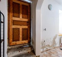 PREDAJ, 3 izbový byt na Štefánikovej ulici, Staré Mesto, Košice - Interiér s drevenými dverami a regálom, časť 3-izbového bytu.