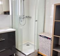 Na predaj 2 izbový byt, 47 m2, Bratislava, Nové Mesto, Piešťanská ul. - Kúpeľňa so sprchovým kútom, skrinkou a košom na prádlo v 2-izbovom byte.