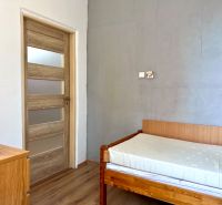 Na predaj 2 izbový byt, 47 m2, Bratislava, Nové Mesto, Piešťanská ul. - Izba v 2-izbovom byte s posteľou a podlahou s dreveným dekorom.