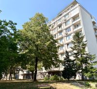 Na predaj 2 izbový byt, 47 m2, Bratislava, Nové Mesto, Piešťanská ul. - Bytový dom na Piešťanskej v Bratislave - Novom Meste obklopený zeleňou a lavičkou.