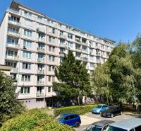 Na predaj 2 izbový byt, 47 m2, Bratislava, Nové Mesto, Piešťanská ul. - Bytový dom na Piešťanskej ulici v Bratislava - Nové Mesto obklopený zeleňou a parkoviskom.