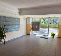 Na predaj 2 izbový byt, 47 m2, Bratislava, Nové Mesto, Piešťanská ul. - Vstupná hala budovy s poštovými schránkami a sklenenými dverami, 2-izbový byt.