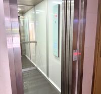 Na predaj 2 izbový byt, 47 m2, Bratislava, Nové Mesto, Piešťanská ul. - Výťah s lesklou podlahou v 2-izbovom byte, biele steny, osvetlený strop.