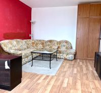 Na predaj 2 izbový byt, 47 m2, Bratislava, Nové Mesto, Piešťanská ul. - Obývacia izba s pohovkou, skriňou a podlahou s dreveným dekorom v 2-izbovom byte.