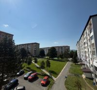 Novo prerobený 3-izbový byt na prenájom v Starej Ľubovni - Pohľad na sídlisko s parkoviskom, stromami a bytovými domami na Mierovej ulici v Starej Ľubovni.