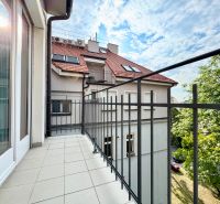 I PRENÁJOM - Výnimočný 3i byt v srdci Starého Mesta - Balkón s železným zábradlím a budovami, Bratislava - Staré Mesto, Palisády, 3-izbový byt.
