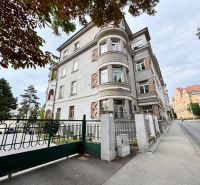 I PRENÁJOM - Výnimočný 3i byt v srdci Starého Mesta - Palisády, Bratislava - Staré Mesto: Obytná budova so zdobenou fasádou a vstupnou bránou.