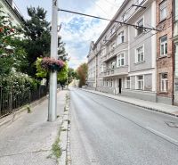I PRENÁJOM - Výnimočný 3i byt v srdci Starého Mesta - Palisády v Starom Meste Bratislavy s historickými budovami a kvetinovou výzdobou na stĺpe.