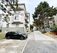 I PRENÁJOM - Výnimočný 3i byt v srdci Starého Mesta - Bytový dom pri ulici Palisády v Bratislave - Staré Mesto, obklopený zeleňou a autami.