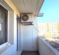 PRENÁJOM 3-izb.byt /loggia/ klíma/ Dudvážska–BA Podunajské Biskupice - Balkón 3-izbového bytu na Dudvážskej ulici v Bratislave, výhľad na susedné budovy.