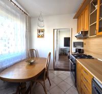 PRENÁJOM 3-izb.byt /loggia/ klíma/ Dudvážska–BA Podunajské Biskupice - Kuchyňa v 3-izbovom byte s jedálenským stolom, dlažbou a dreveným dekorom.