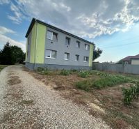Na predaj 2 izbový byt 54 m2 po rekonštrukcii + záhrada, obec Telince - Dvojpodlažná budova so záhradou a cestou v Telinciach, vhodná pre 2-izbový byt.
