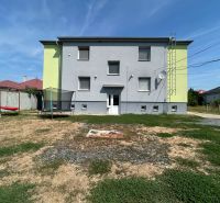Na predaj 2 izbový byt 54 m2 po rekonštrukcii + záhrada, obec Telince - Dvojposchodová budova v Telinciach s dvorom, trampolínou a hojdačkou.