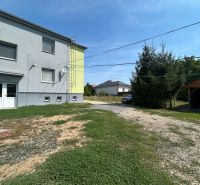 Na predaj 2 izbový byt 54 m2 po rekonštrukcii + záhrada, obec Telince - Exteriér v Telinciach s parkovaním pri dvojposchodovej budove a prístreškom.