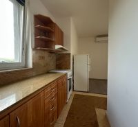 Na predaj 2 izbový byt 54 m2 po rekonštrukcii + záhrada, obec Telince - Kuchyňa v 2-izbovom byte s pracovnou doskou z kameňa a oknom.