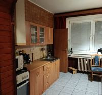 Veľký 2-izb. byt, Olbrachtova ul., Nové Mesto - Kuchyňa v 2-izbovom byte s kuchynskou linkou a dlažbou, okno s roletami.